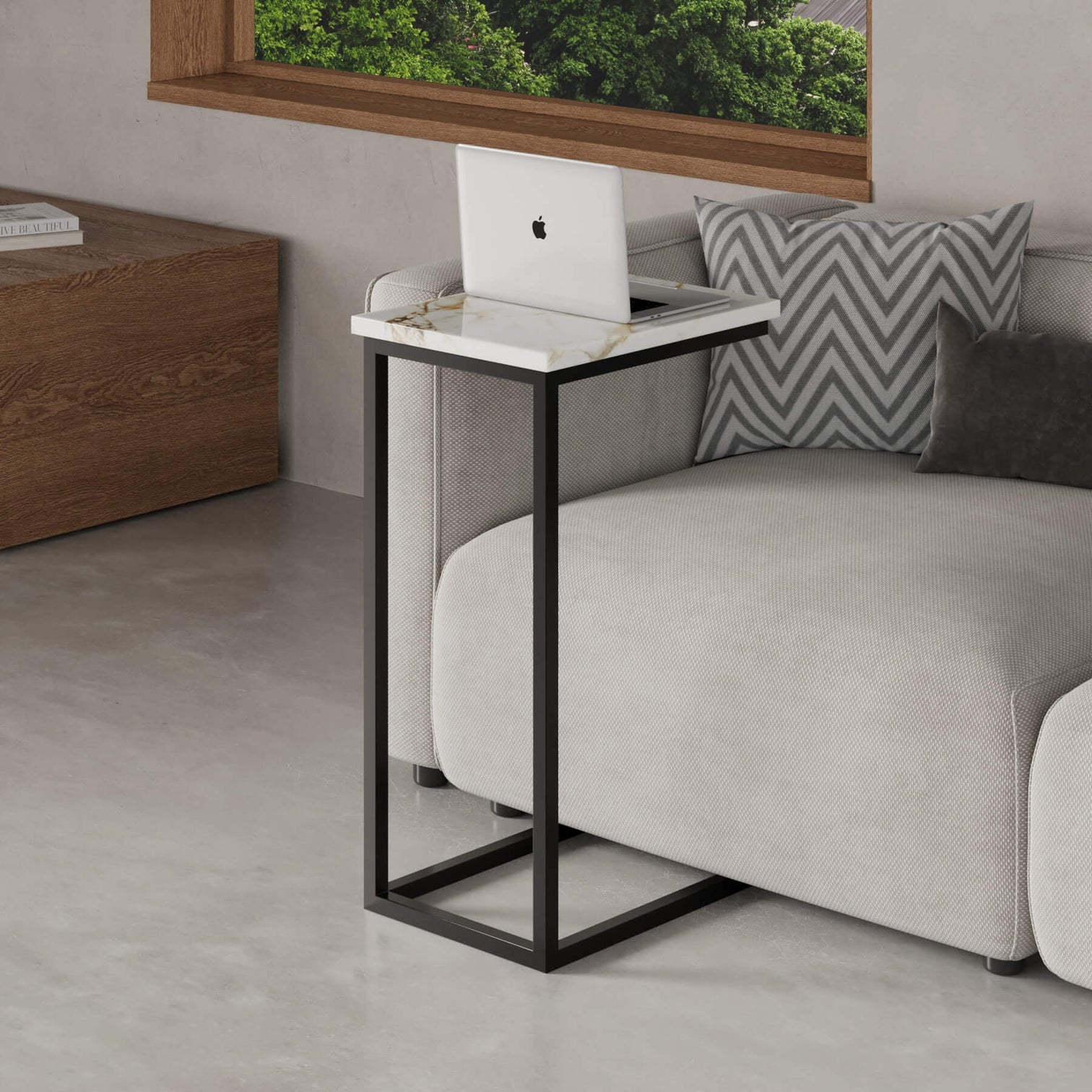 Stockholm Beistelltisch aus Marmor von MAGNA Atelier als Laptop Tisch im Wohnzimmer.